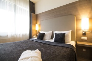 Suite, 1 kingsize bed | Een kluis op de kamer, een bureau, verduisterende gordijnen