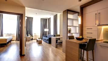 Phòng Suite, 1 giường cỡ king | Két bảo mật tại phòng, bàn, màn/rèm cản sáng, phòng cách âm
