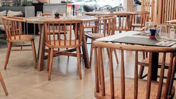 Lunch, dinner served; international cuisine, alfresco dining