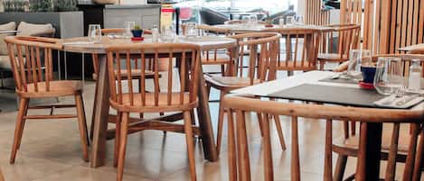 Lunch och middag serveras, med uteservering