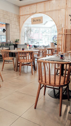 Lunch, dinner served; Italian cuisine, alfresco dining