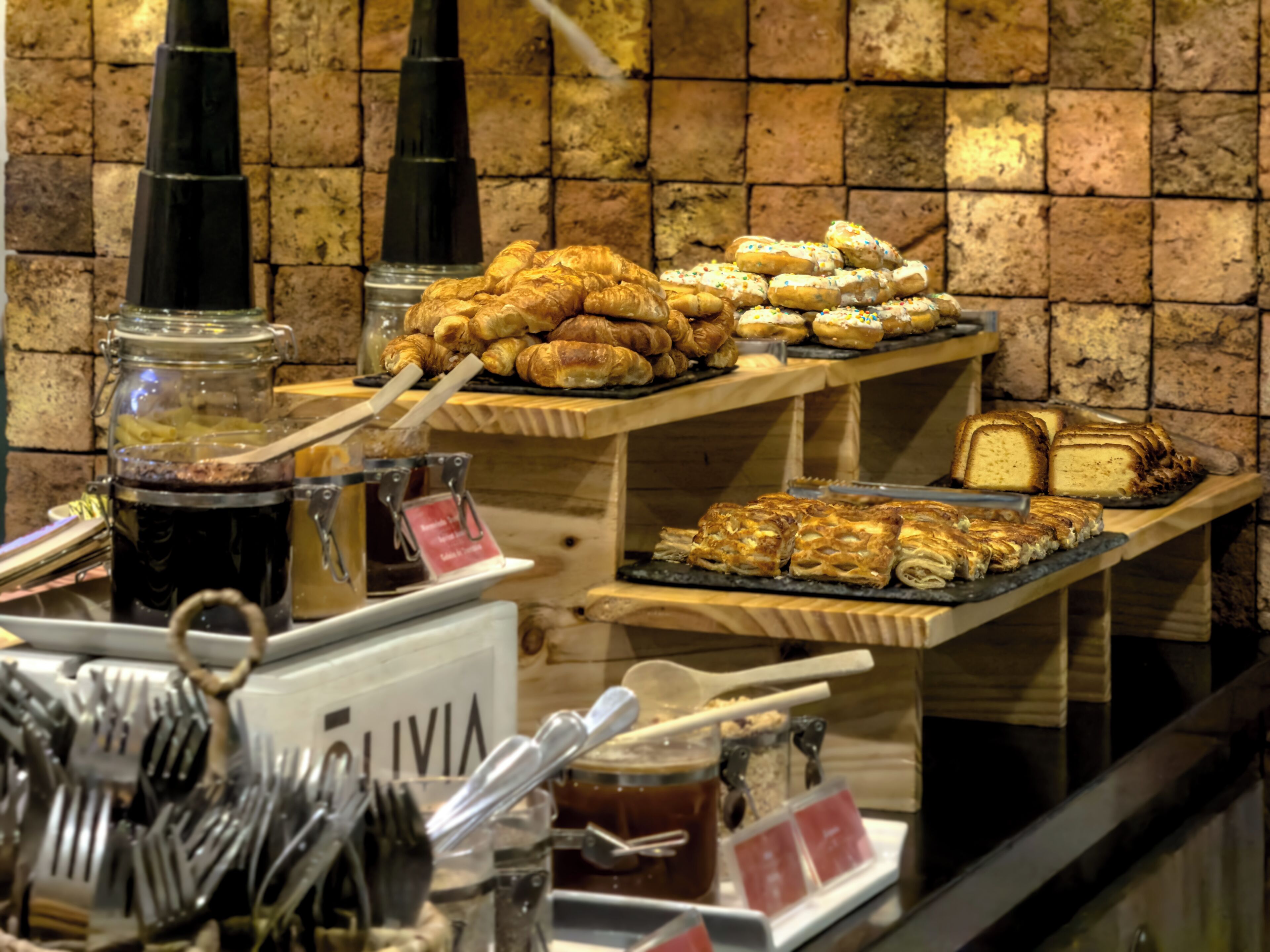 Se ofrece un desayuno bufé (11900 CLP por persona)