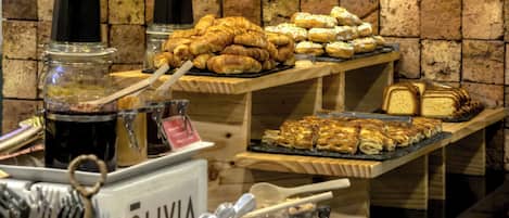 Daily buffet breakfast (CLP 11900 per person)