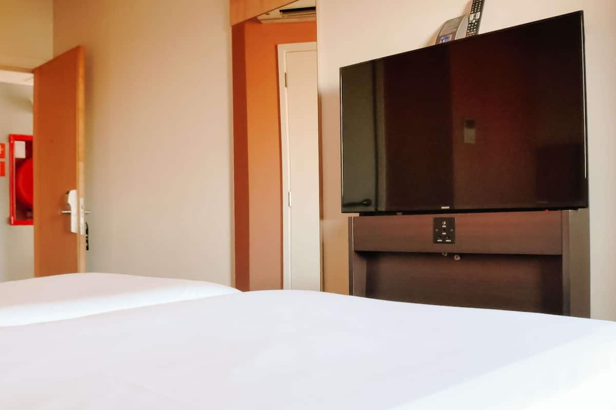 Standard-Zweibettzimmer, 2 Einzelbetten | Hochwertige Bettwaren, Pillowtop-Betten, Zimmersafe, Schreibtisch
