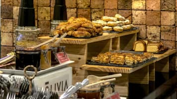 Daily buffet breakfast (CLP 11900 per person)