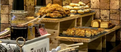 Daily buffet breakfast (CLP 11900 per person)