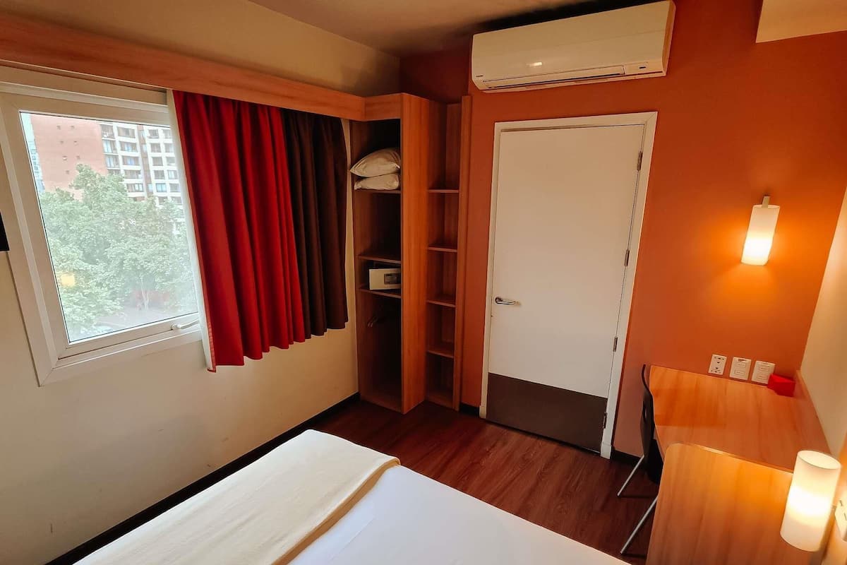 Room, 1 Queen Bed, Accessible | Premium bedding, pillowtop beds, in-room safe, desk