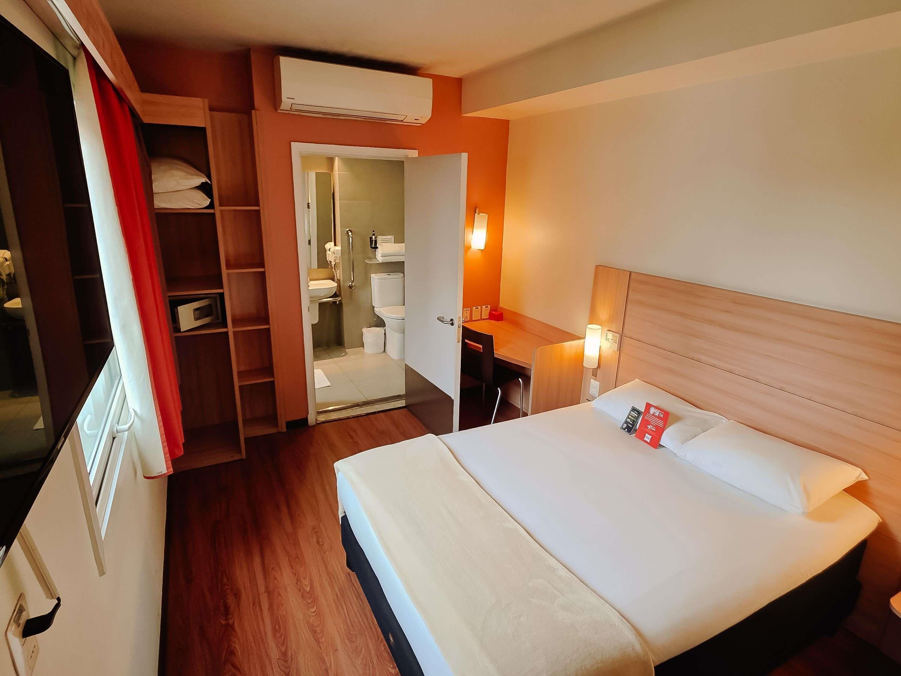 Zimmer, 1 Queen-Bett, barrierefrei | Hochwertige Bettwaren, Pillowtop-Betten, Zimmersafe, Schreibtisch