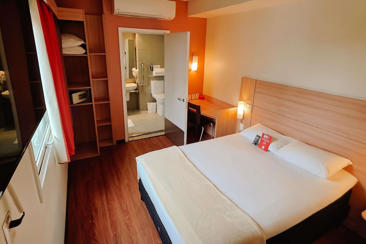 Zimmer, 1 Queen-Bett, barrierefrei | Hochwertige Bettwaren, Pillowtop-Betten, Zimmersafe, Schreibtisch