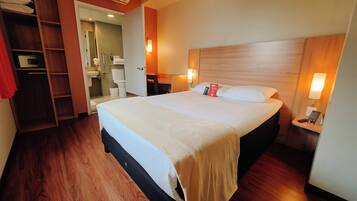 Room, 1 Queen Bed, Accessible | Premium bedding, pillowtop beds, in-room safe, desk