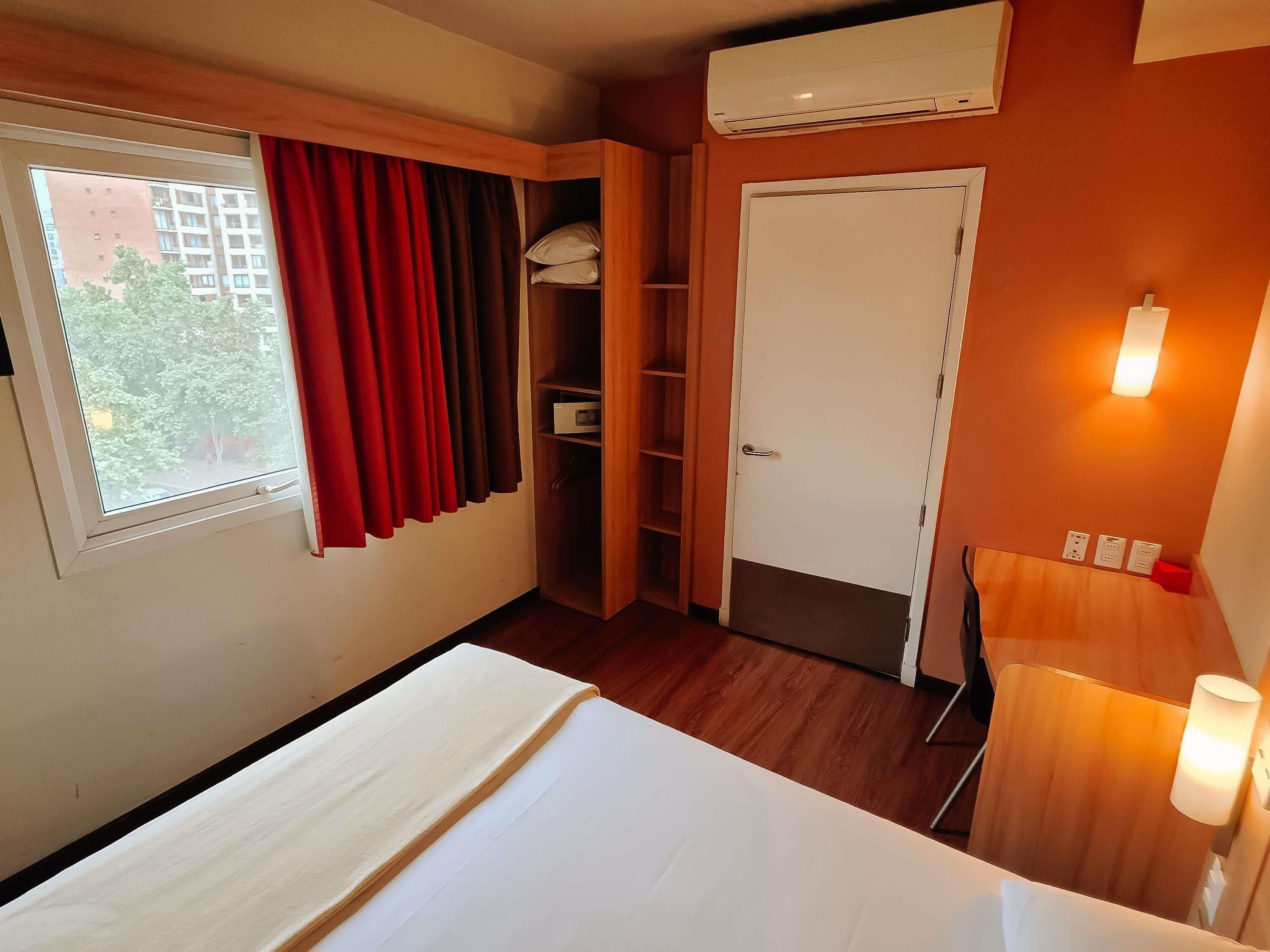 Room, 1 Queen Bed, Accessible | Premium bedding, pillowtop beds, in-room safe, desk