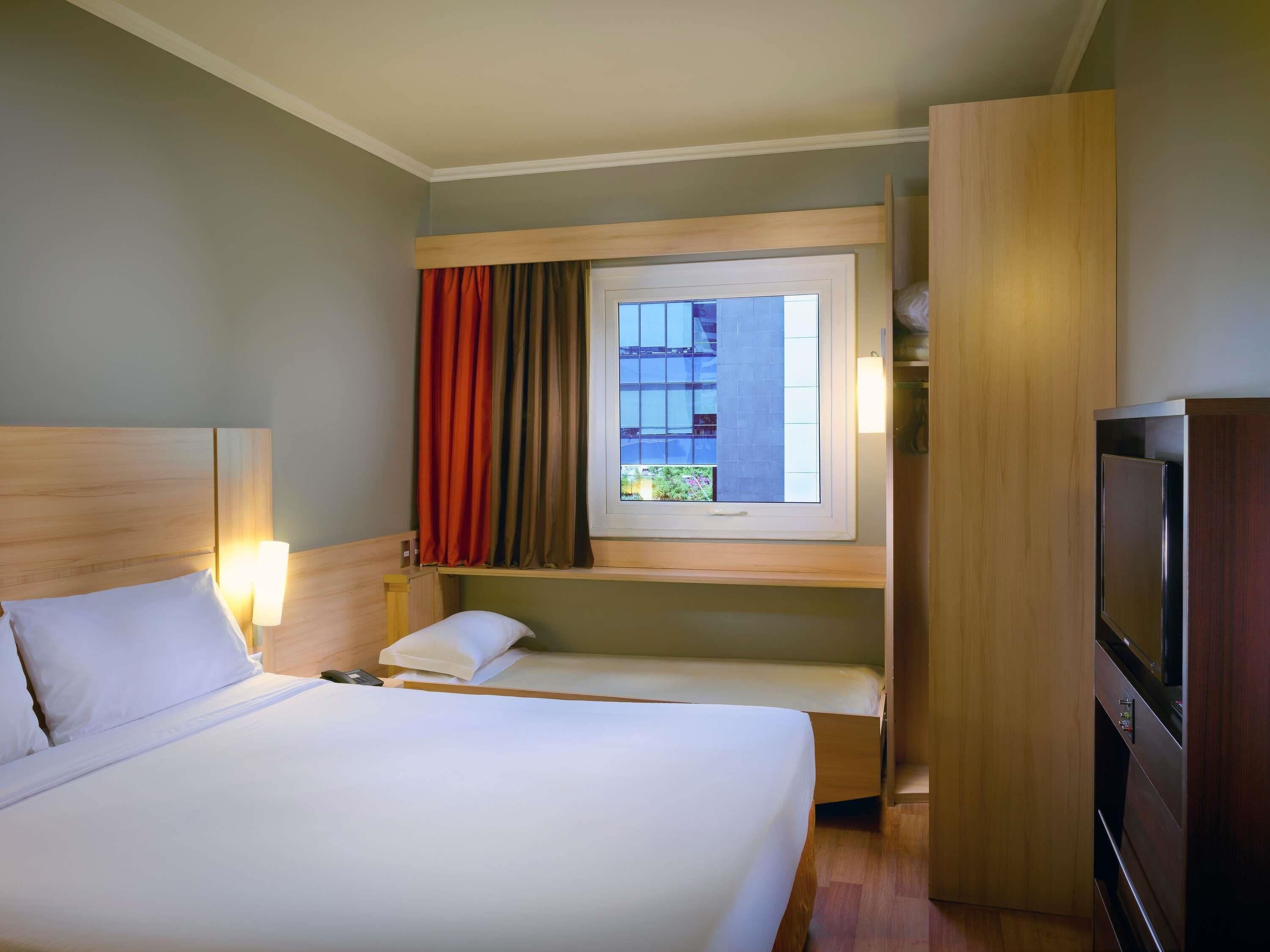 ルーム ベッド (複数台) | 高級寝具、ピロートップベッド、セーフティボックス (室内)、デスク