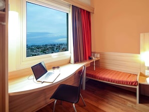Premium bedding, pillow-top beds, in-room safe, desk - Hotel ibis Santiago Providencia (Santiago)
