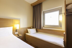 Room, Multiple Beds | Premium bedding, pillow-top beds, in-room safe, desk - Hotel ibis Santiago Providencia (Santiago)