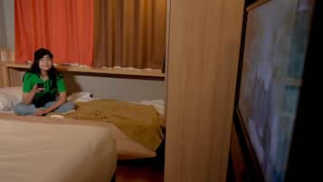 客房, 多张床 | 高档床上用品、加厚床垫、客房内保险箱、办公桌