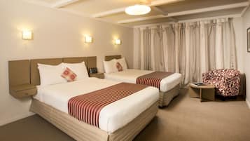 Caja fuerte, escritorio, cortinas opacas y tabla de planchar con plancha