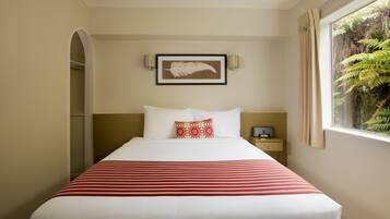 Svit Classic - 1 sovrum | VÀrdeförvaringsskÄp pÄ rummet, skrivbord och mörklÀggningsgardiner