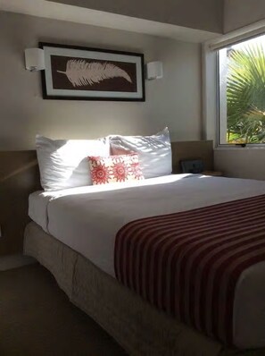 Safe på rommet, skrivebord, blendingsgardiner og strykejern/-brett