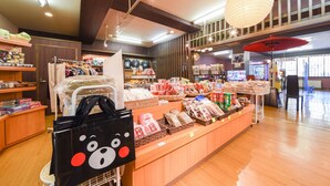 Un magasin proposant une grande variété de produits, disposés sur des étagères et des comptoirs, notamment des en-cas et des produits emballés.