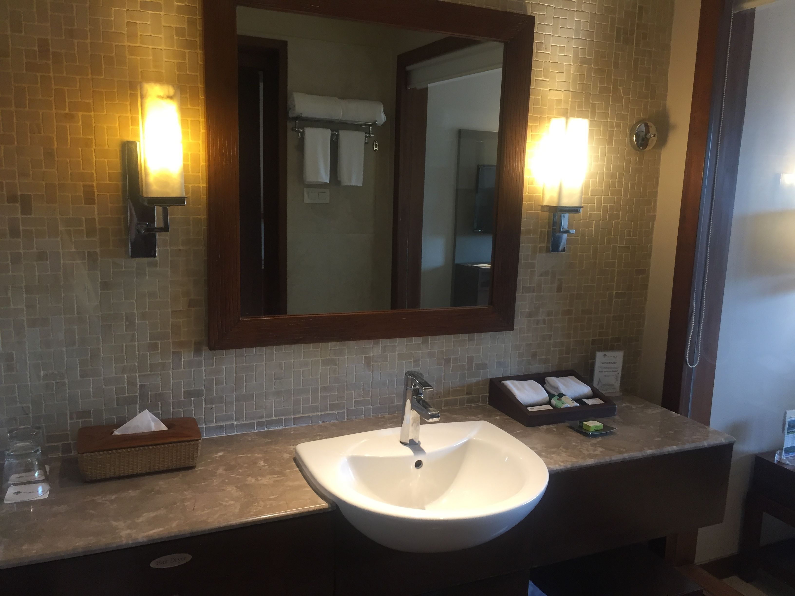 shower, rainfall showerhead, free toiletries, towels