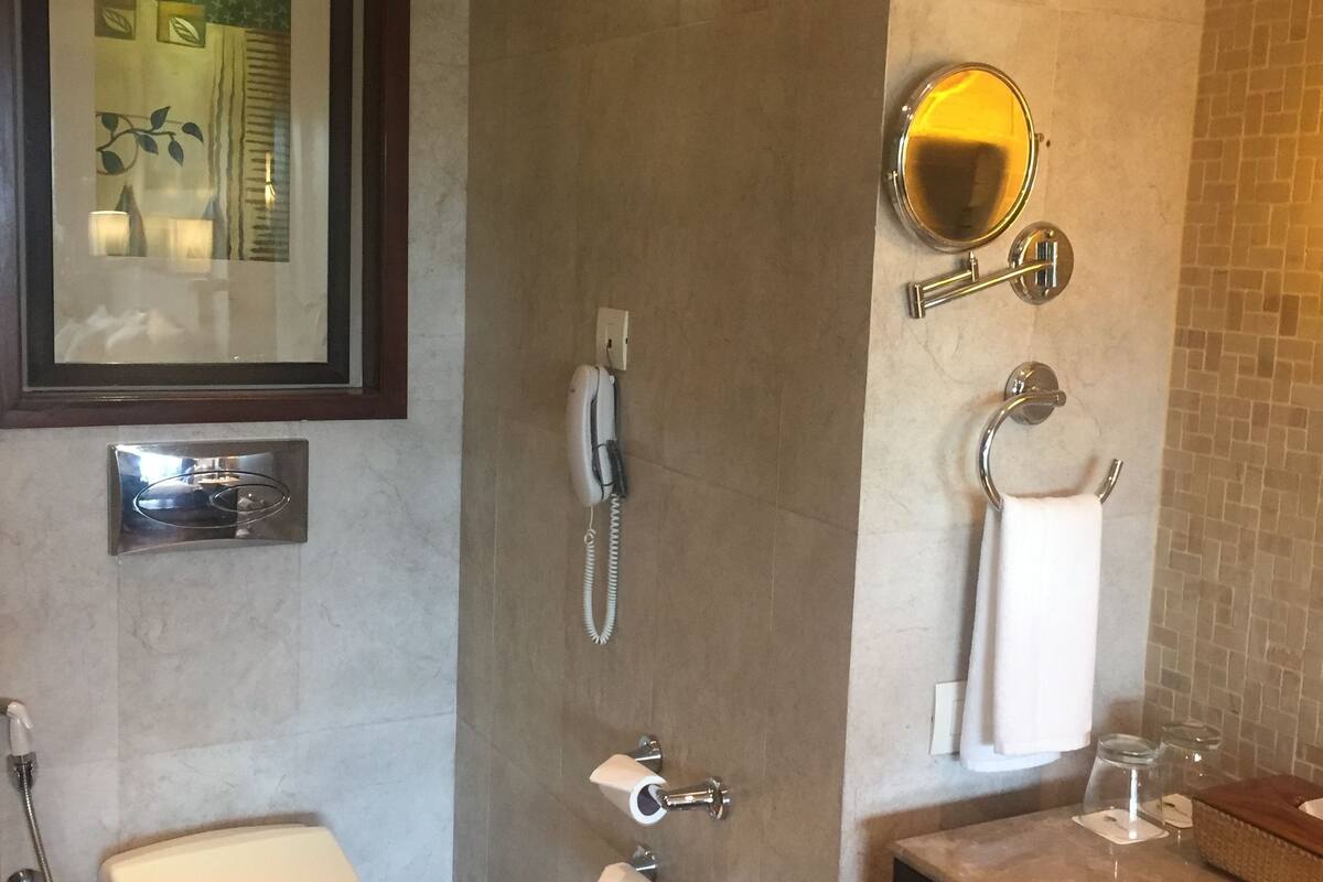 shower, rainfall showerhead, free toiletries, towels