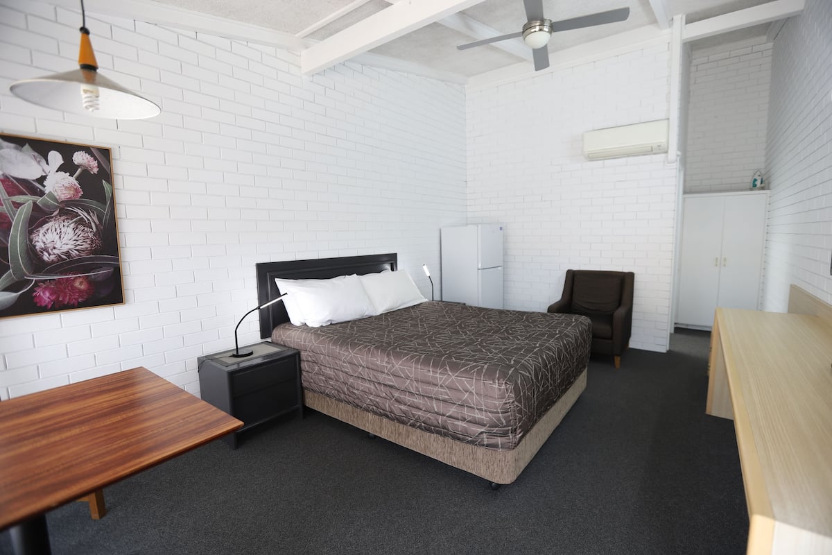 Deluxe Room, Non Smoking (Deluxe Queen) | Minibar, laptop workspace, soundproofing, iron/ironing board
