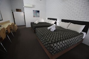 ميني بار ومكتب ومساحة عمل للكمبيوتر المحمول وتجهيزات عازلة للصوت