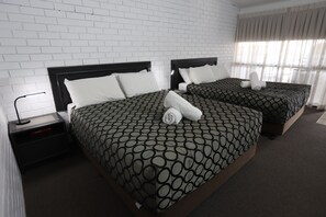 Habitació Deluxe, no fumadors (Queen Twin Deluxe) | Minibar, escriptori i espai de treball apte per a portàtils 