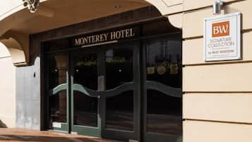El exterior del Hotel Monterey, con un letrero que indica una colección exclusiva de Best Western.