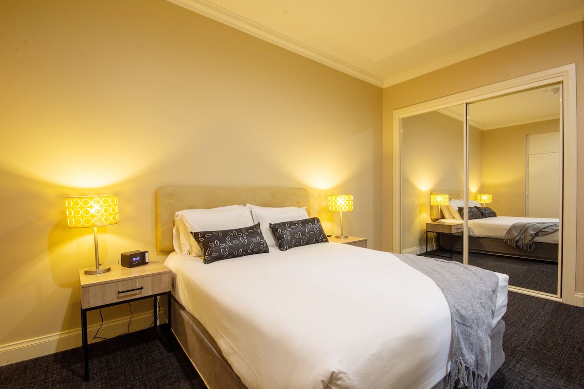 1 slaapkamer, luxe beddengoed, een bureau, een laptopwerkplek