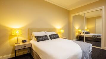 1 bedroom, premium bedding, desk, laptop workspace