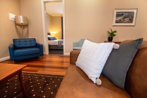 Apartamento estándar, 2 habitaciones | Zona de estar | Una televisión LCD, un reproductor de DVD