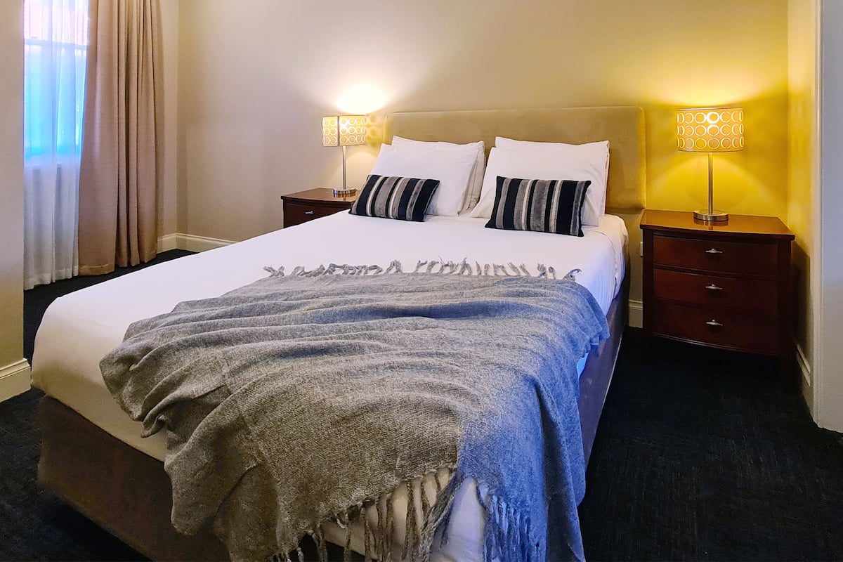 1 bedroom, premium bedding, desk, laptop workspace