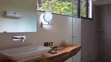 Suite junior, 2 camas dobles | Baño | Artículos de higiene personal de diseño, albornoces y zapatillas