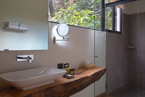 Suite junior, 2 camas dobles | Baño | Artículos de higiene personal de diseño, albornoces y zapatillas