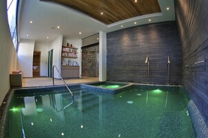 Salas de tratamiento para parejas, un sauna, una bañera de hidromasaje