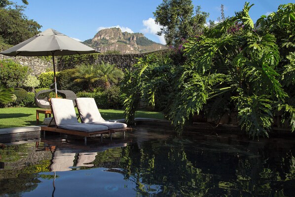 Piscine extérieure, parasols de plage, chaises longues
