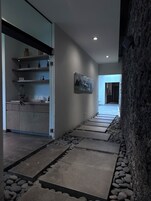 Parihoitohuone(ita), sauna, poreallas, höyrysauna, vartalohoitoja