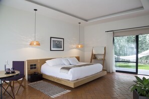 Suite with garden, hammock and water mirror | Ylelliset vuodevaatteet, untuvapeitot, tallelokero huoneessa