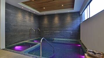 Salas de tratamiento para parejas, un sauna, una bañera de hidromasaje