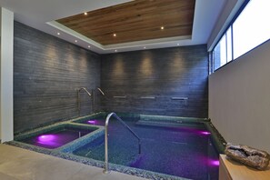 Parihoitohuone(ita), sauna, poreallas, höyrysauna, vartalohoitoja