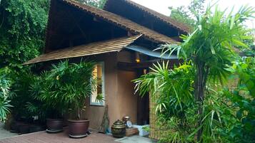 Frühstück, Mittagessen, Fisch und Meeresfrüchte, Blick auf den Garten