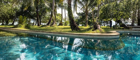 5 piscine all'aperto, lettini