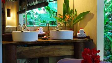 Beach Suite | Wastafel kamar mandi