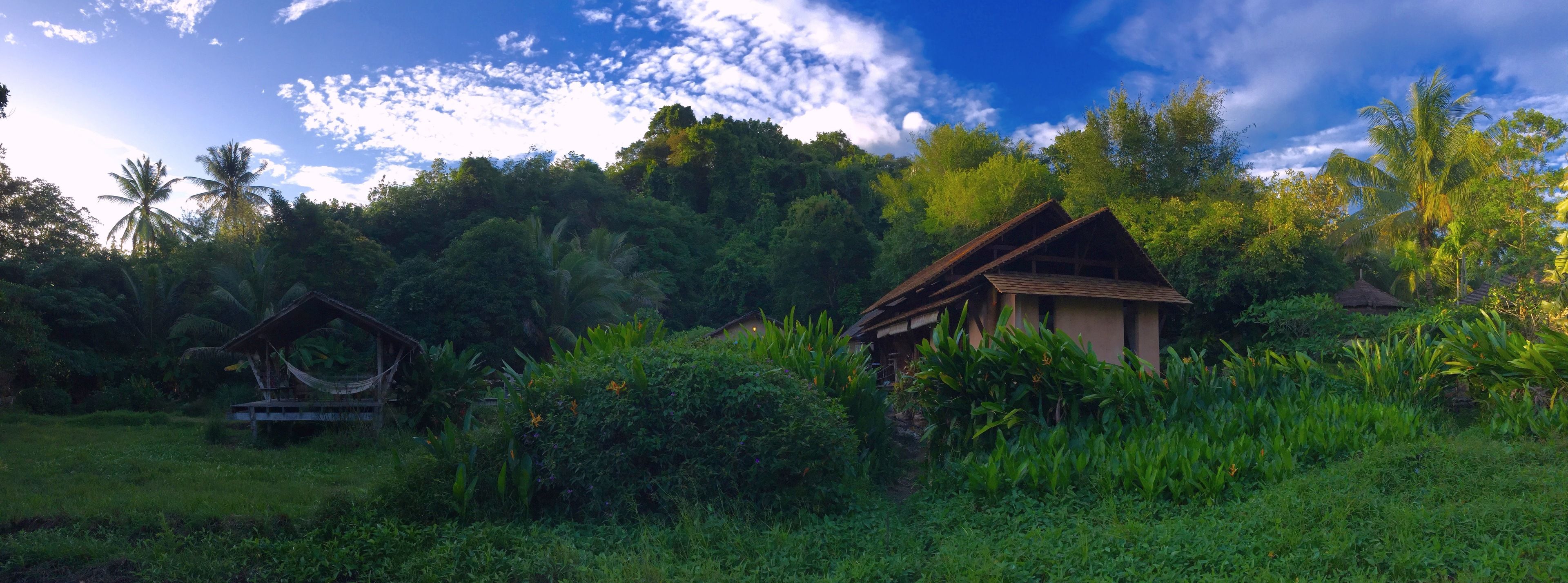 breakfast, lunch, dinner served; seafood, garden views