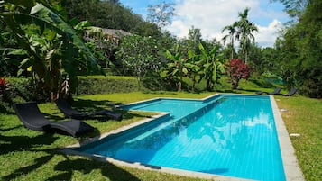 5 Außenpools, Liegestühle