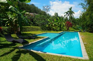 5 outdoor pools, sun loungers