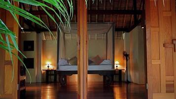 Beach Suite | Premium bedding, minibar, in-room safe, individually decorated