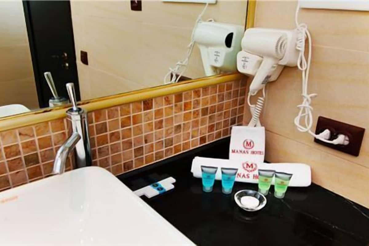Luxury Suite | Bathroom | Combined shower/tub, free toiletries, hair dryer, bathrobes