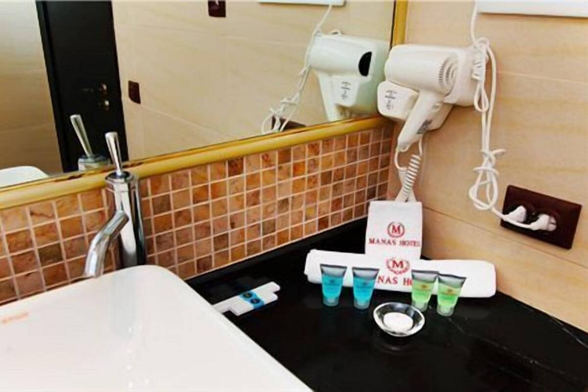 Luxe suite | Badkamer | Een bad/douchecombinatie, gratis toiletartikelen, een haardroger